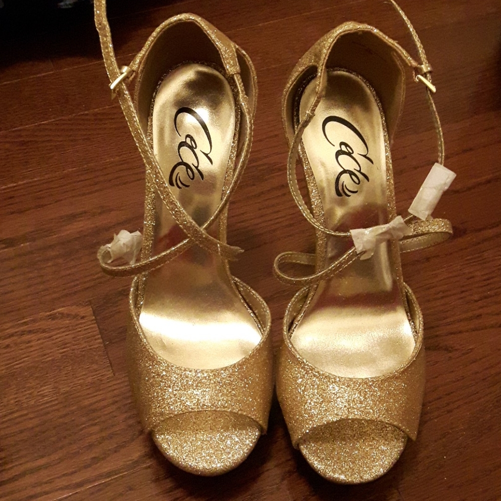 🛍️ NWOT Gold sequin high heels